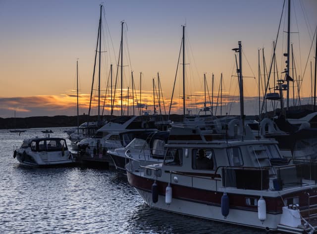 Båter i Käringöns havn ved solnedgang