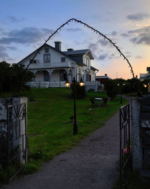 Simsons Prästgård i kveldslys — porten inn til bryllupet