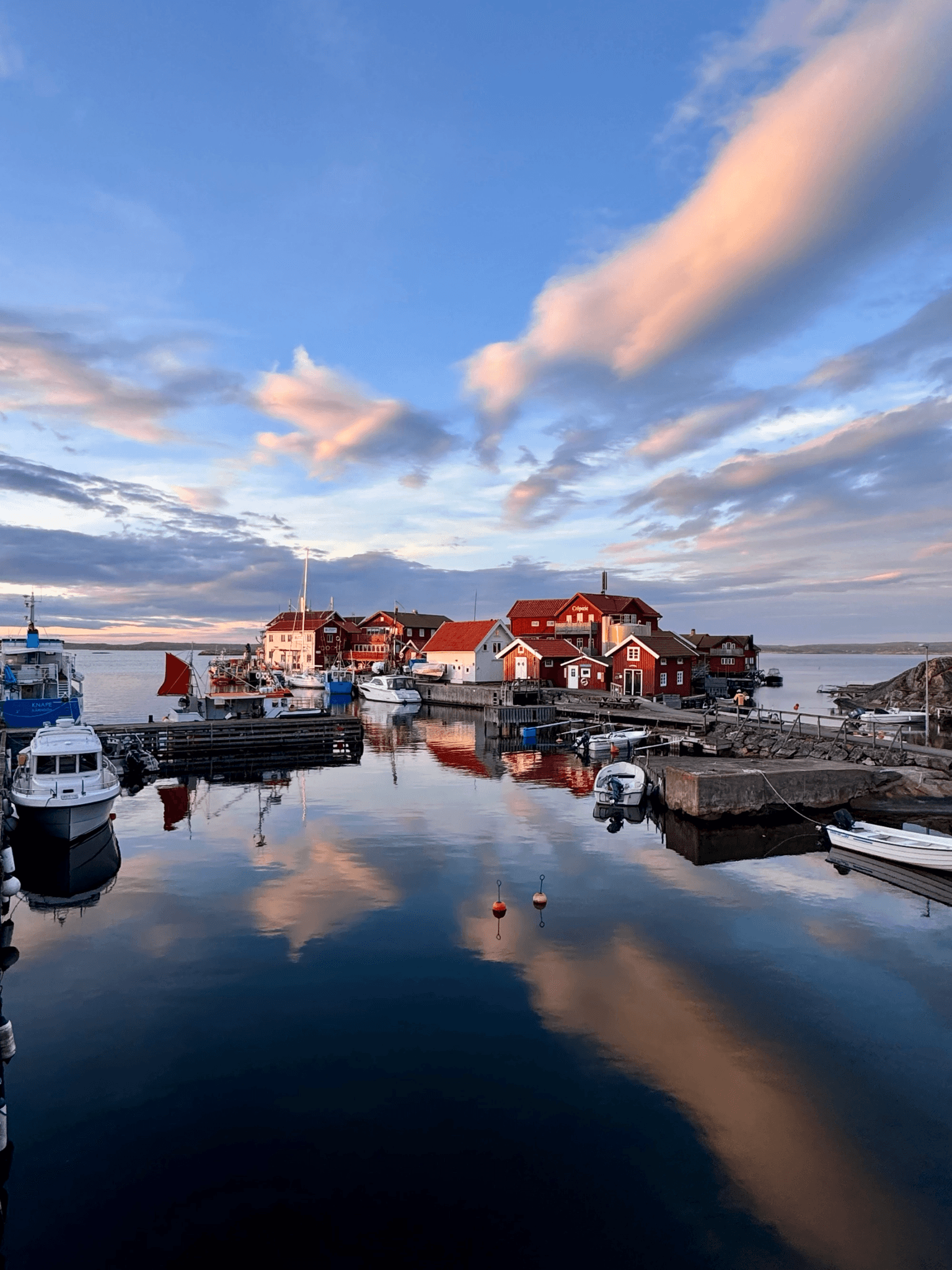 Havnen på Käringön i kveldslys