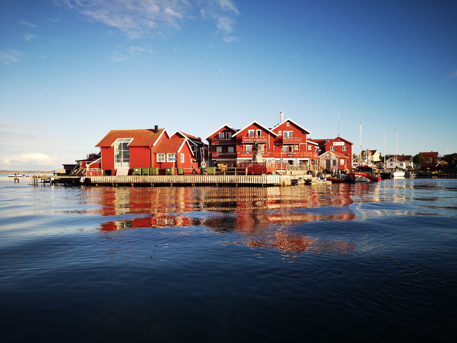 Hotell Käringön ved havnen