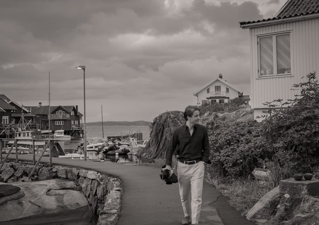 Stien langs havnen på Käringön